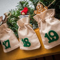 Advent calendar jute bags sized 12 x 15 cm - natural bright colour + green numbers Occasional bags