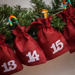 Burlap / Jute bags advent calendar 13 x 18 cm - burgundy + white numbers All products