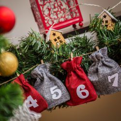 Burgundy & Silver Advent calendar jute bags (12 x 15 cm) + white numbers Occasional bags