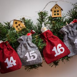 Burgundy & Silver Advent calendar jute bags (12 x 15 cm) + white numbers Industries & Packaging for...