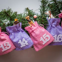 Advent calendar jute bags, sized 12 x 15 cm, pink and violet + white numbers Burlap bags / Jute bags