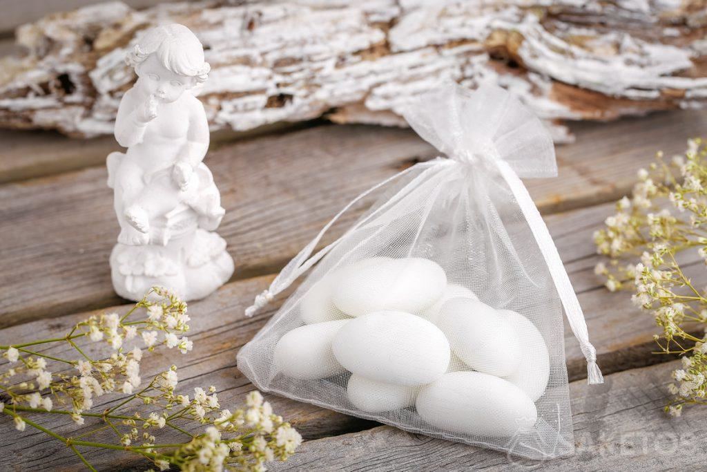 Ideas for a gift for wedding guests - almonds or angel figurine packed in a organza bag