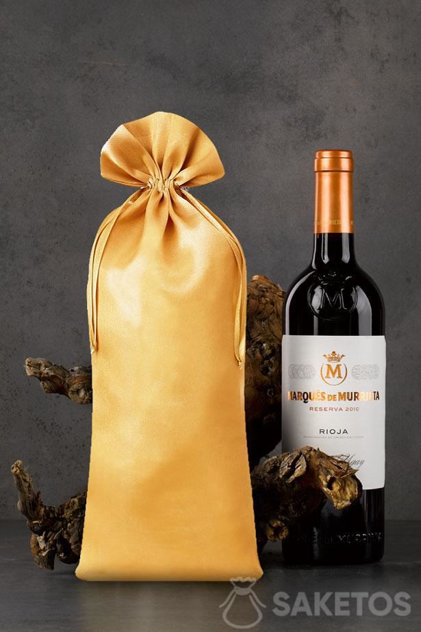 Golden satin pouch with dimensions of 16x37 cm as a packaging for a bottle of wine