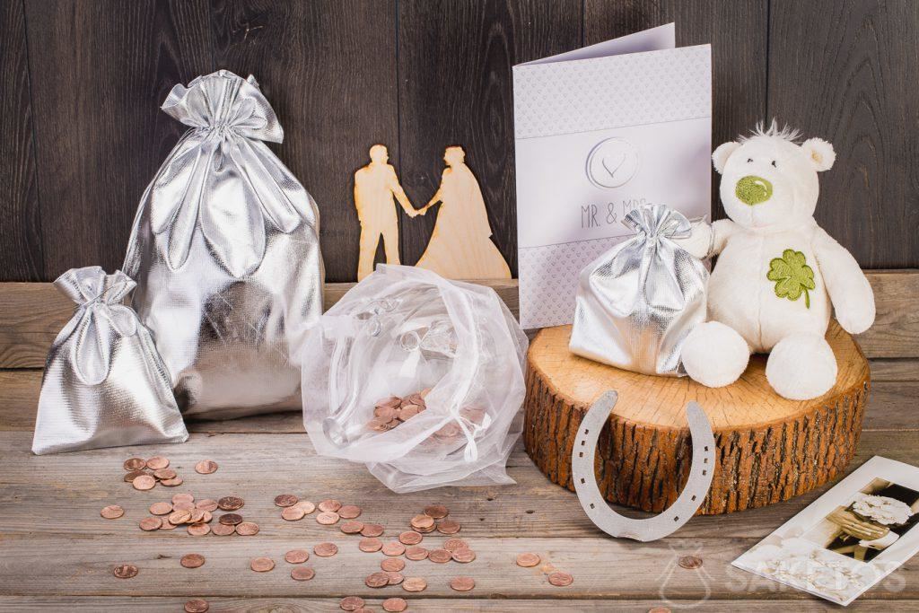 When the wedding present is supposed to be money, you can wrap it in a glass piggy bank placed in an organza bag.
