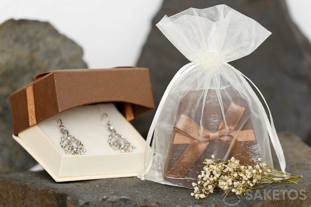 A gift box containing jewellery and wrapped in an organza bag looks extremely elegant.
