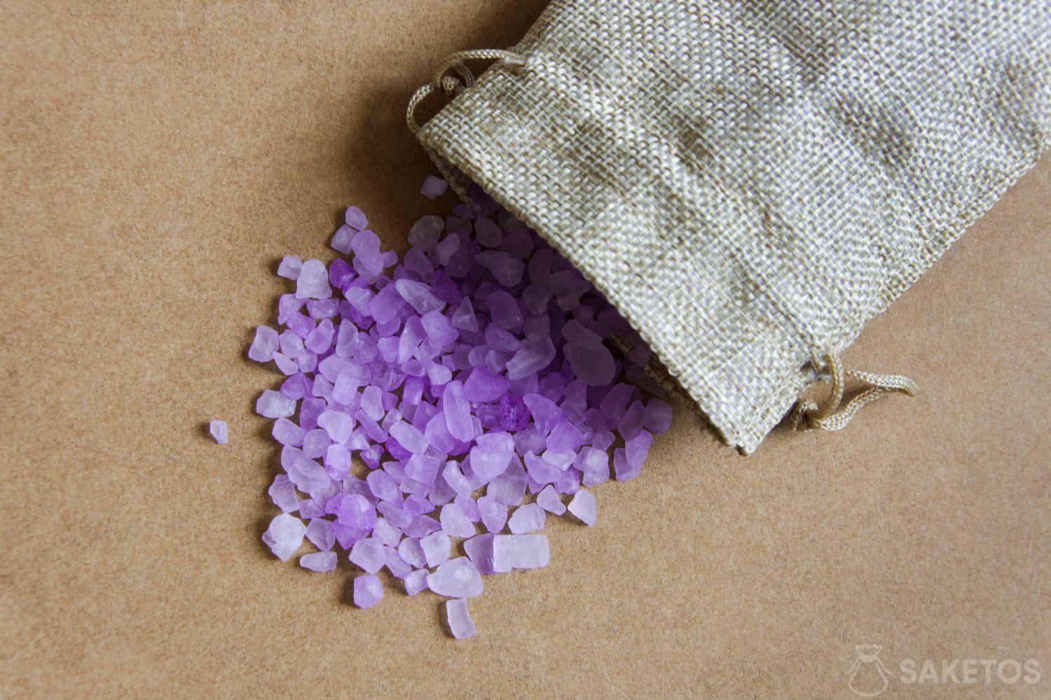 Silica gel is the ideal solution when you want to get rid of moisture from your shoes!