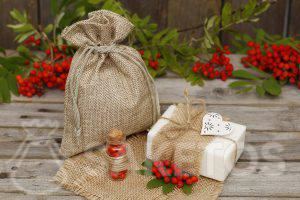 Natural cosmetics such as hand-made soap look great wrapped in a jute bag. 
