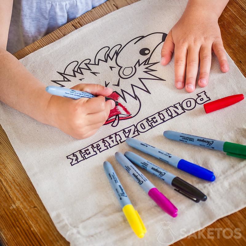 A linen colouring bag for children's clothes