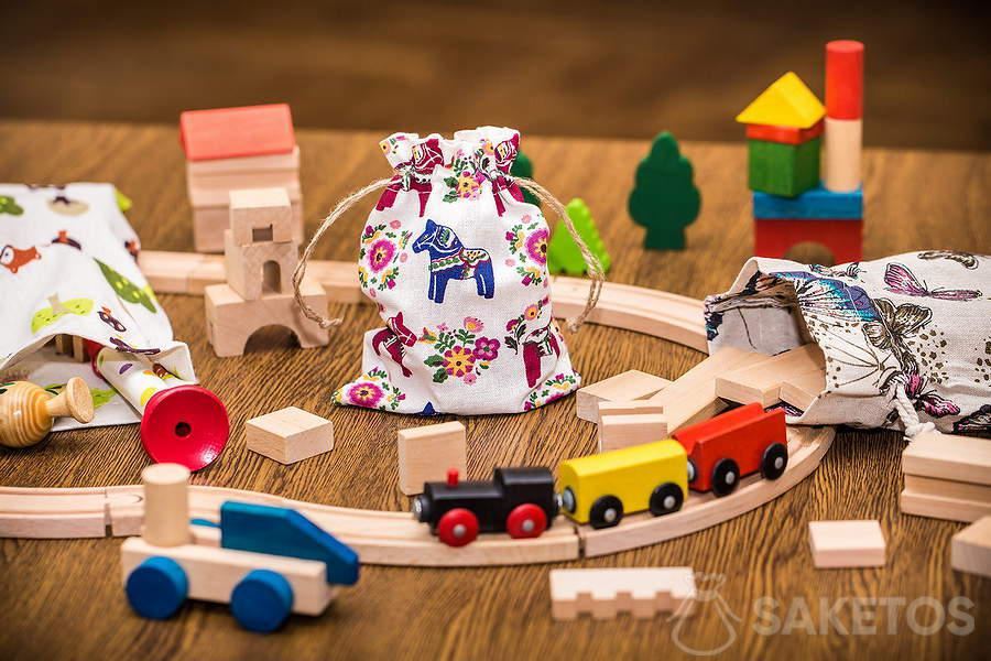 Wooden blocks and tracks in linen pouches