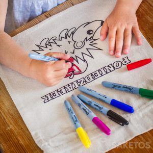 A linen sack with a colouring picture for children's clothes