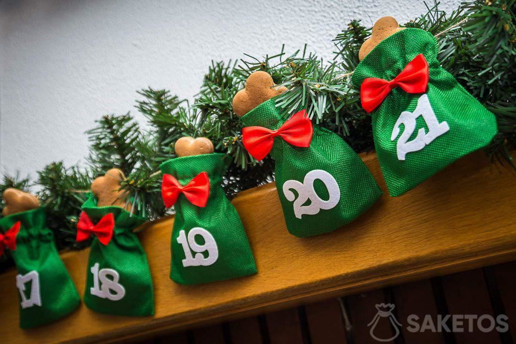 A jute bag Christmas garland with gingerbread cookies