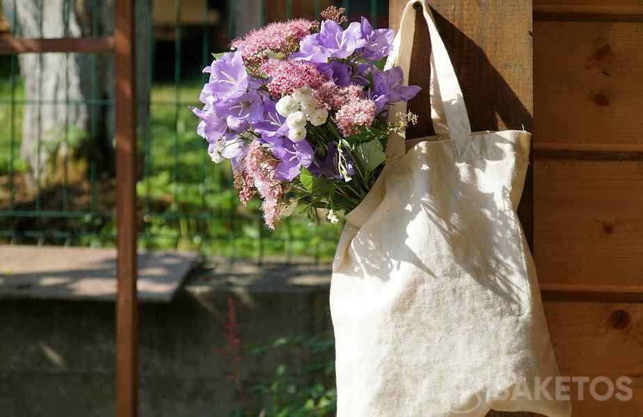 Cheap decoration for a rustic wedding - a cotton bag with flowers