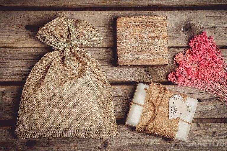 Natural cosmetics such as handmade soap look great wrapped in a jute bag.