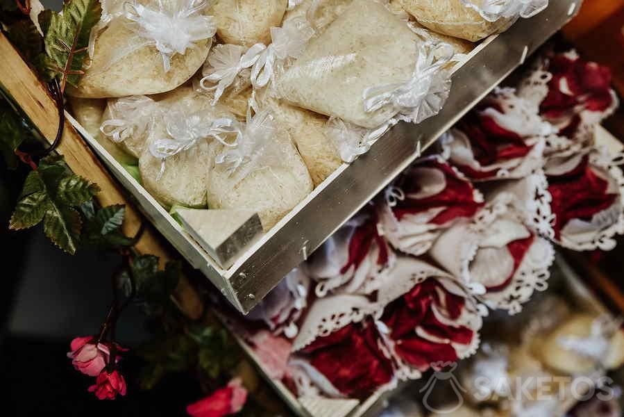 Flower petals in cones and rice in bags - check what to sprinkle the bride and groom at the wedding