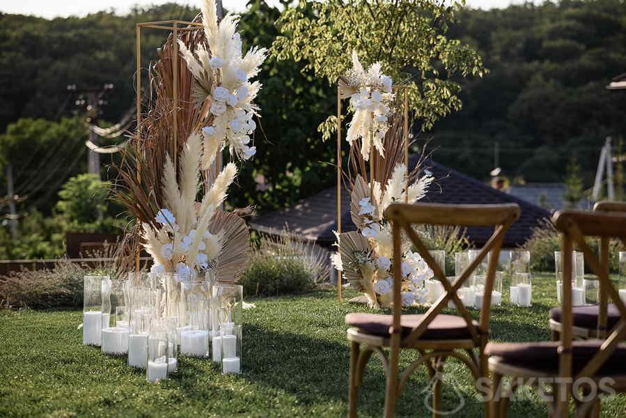 Decorations for an outdoor wedding - a rustic or boho wedding outside