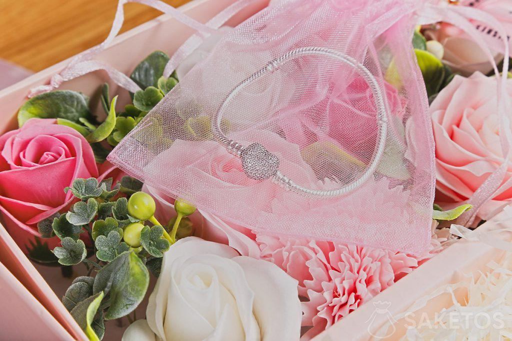 Flower box of soap flowers and bracelet in organza bag