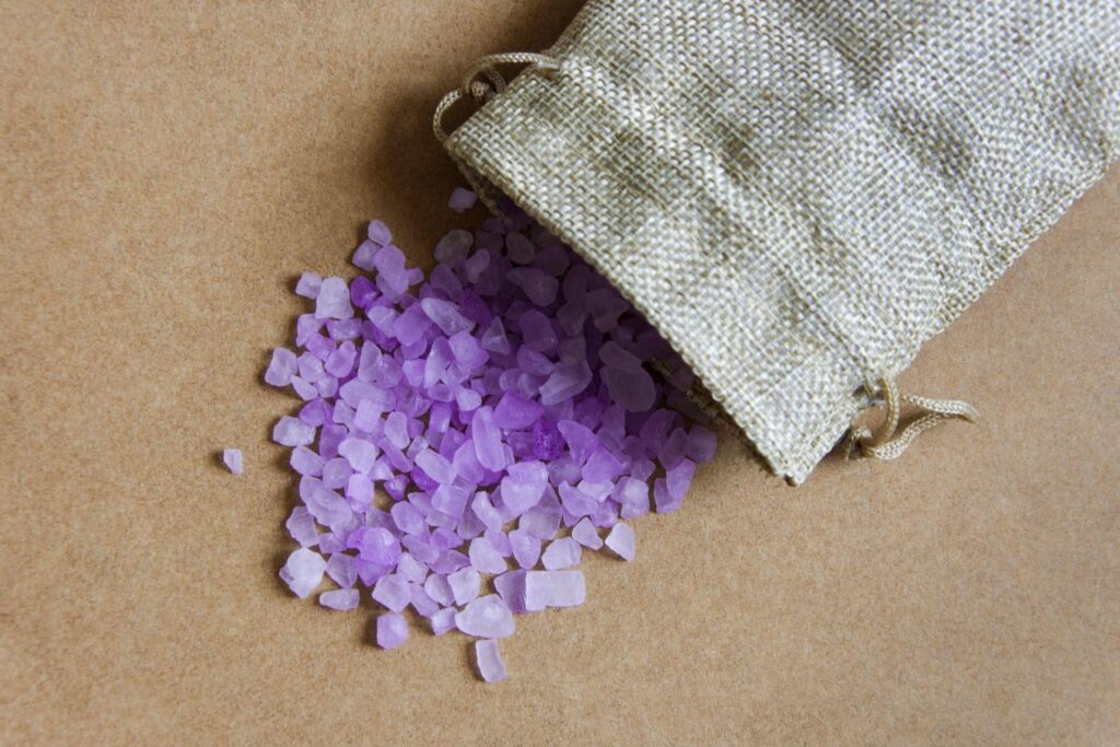 How to make a moisture absorber? Use silica gel!