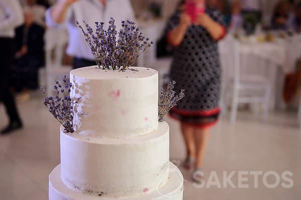 Wedding cake with lavender - wedding decorations with lavender