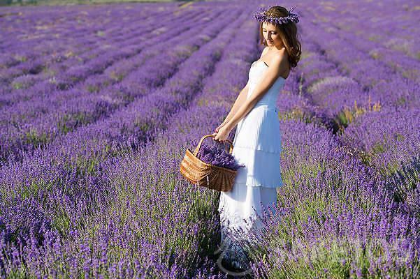 Bride with lavender garland for lavender wedding