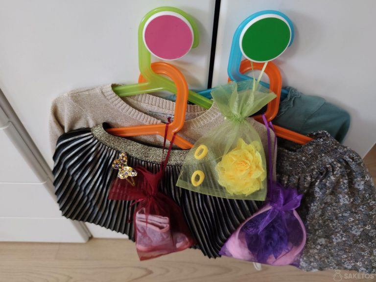 Organza pouches for hair ornaments will help you keep your hairpins and elastics organized.