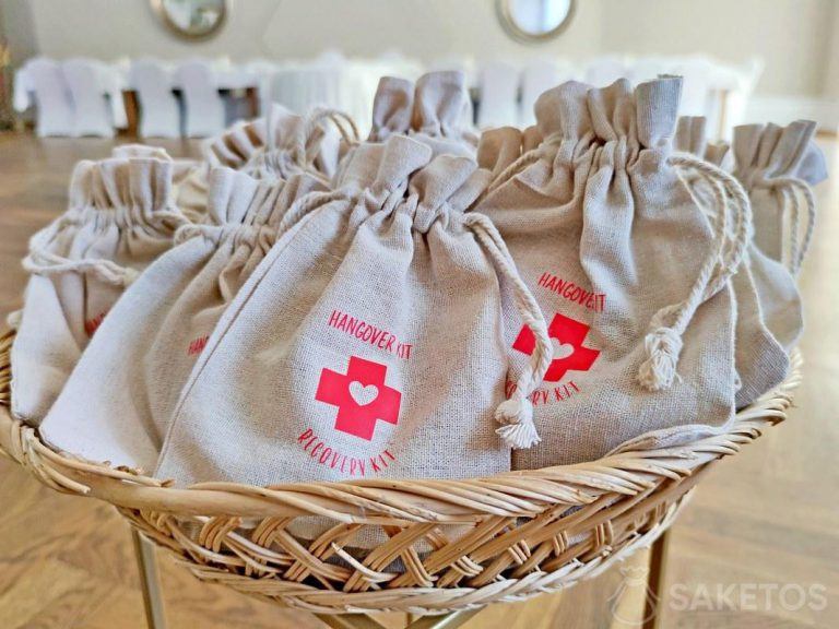 Table with hangover kit bags - gifts for guests at the wedding