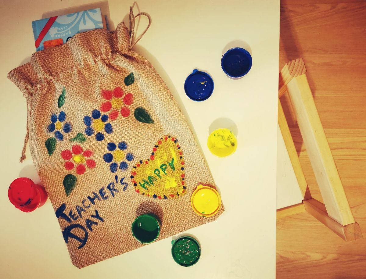 Students can decorate fabric bags as gifts for teachers themselves!