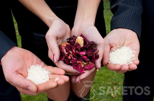 How to pack rice for a wedding?