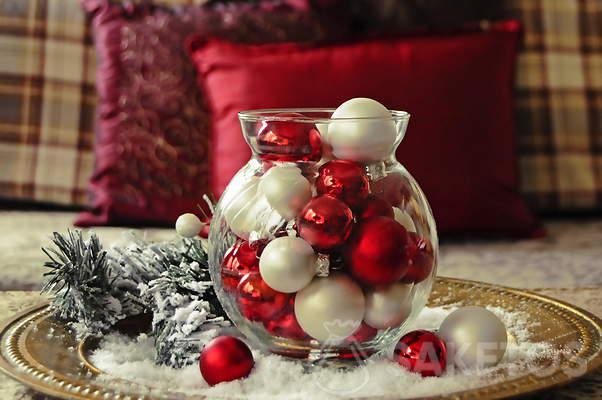 Table decorations made of baubles