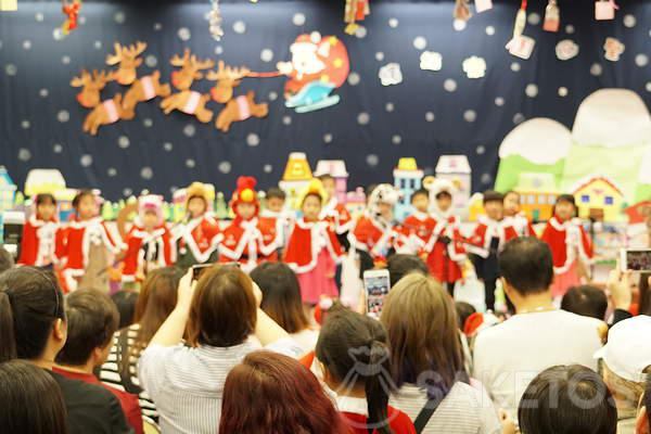 Santa Claus in kindergarten - children's performance