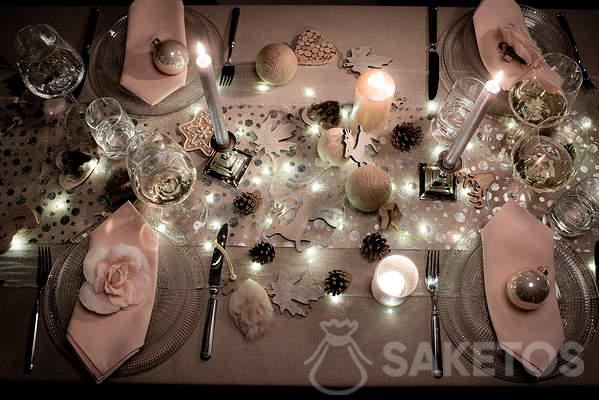 Decorating the Christmas table with lights
