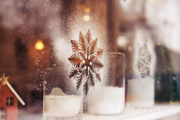 Window decoration made with artificial snow spray
