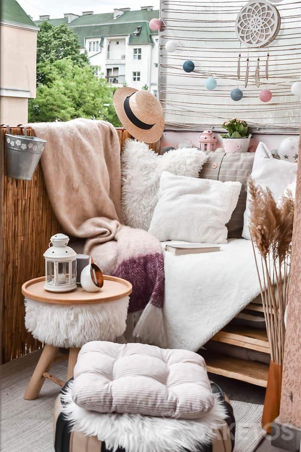 Want to create a cosy balcony - opt for textile accessories in pastel colours