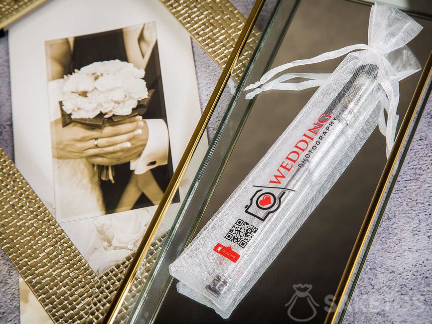 Building brand awareness, or how can bags strengthen your brand? 6 Pen in pouch with logo and QR code