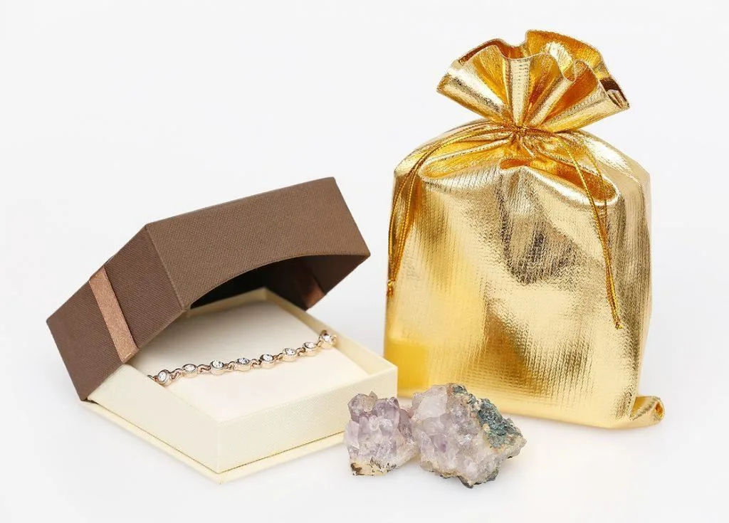  Storage of jewellery in metallic bags