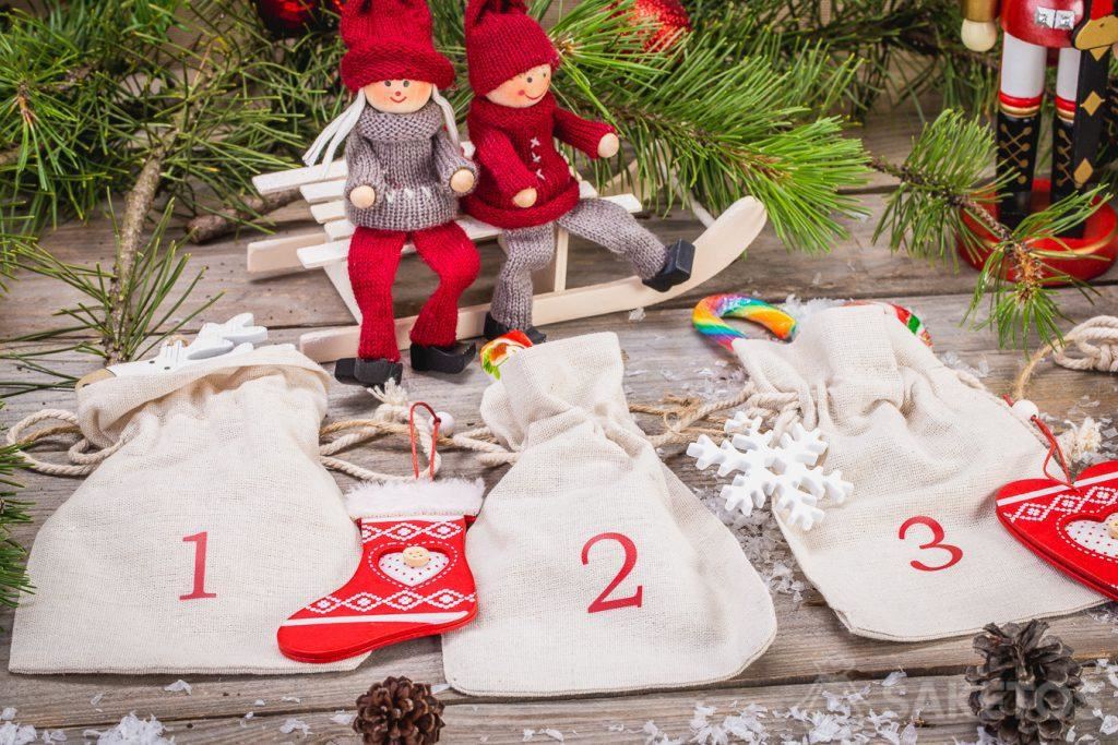 Linen bags allow you to create an Advent calendar in a rustic style