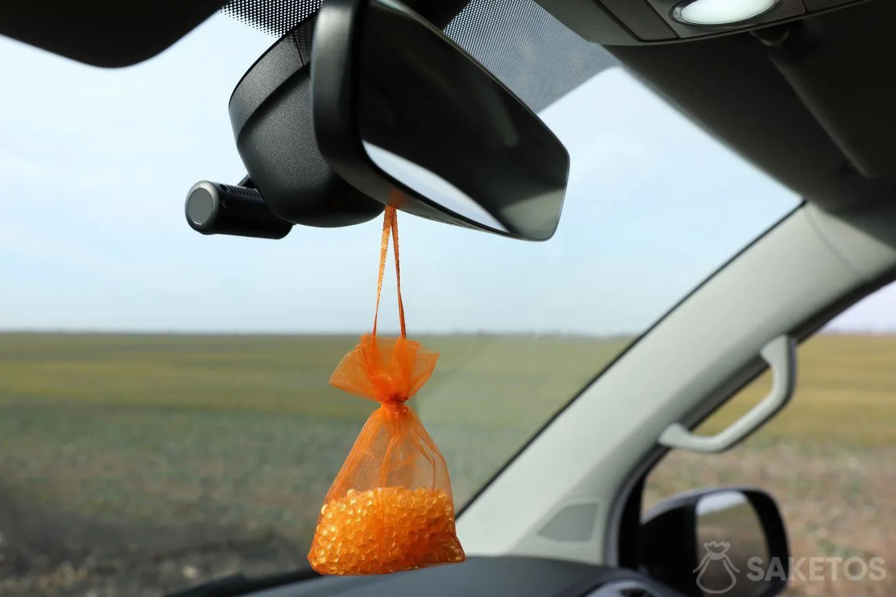 A pouch with silica gel - refreshing fragrance for your car