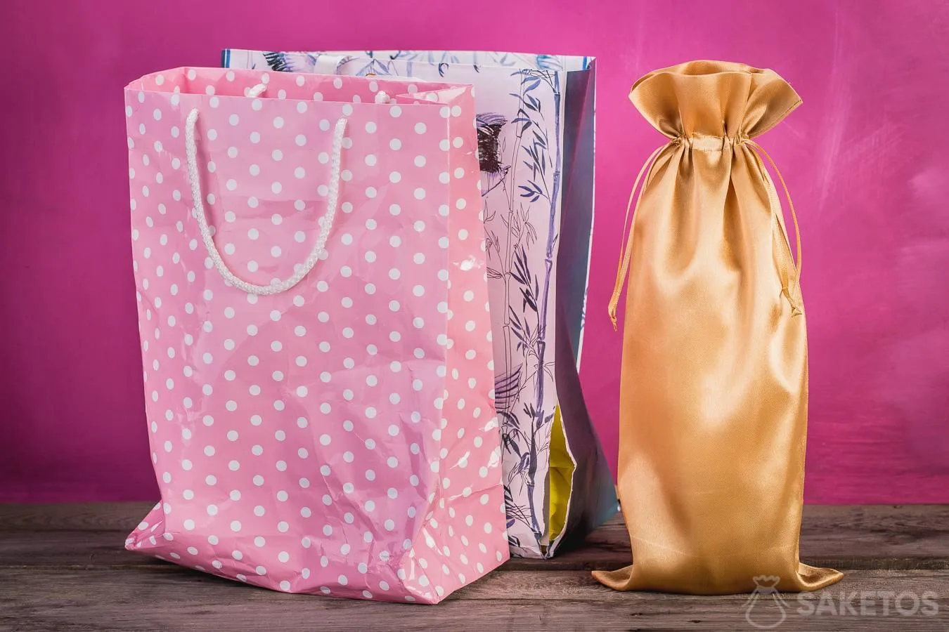 5 reasons why you should change to fabric bags 2 Comparison of a gift bag and a material bag