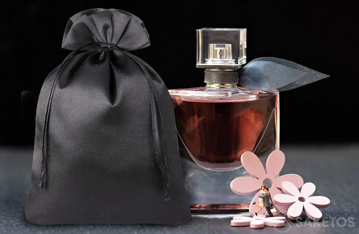 An elegant pouch of black satin for perfumes