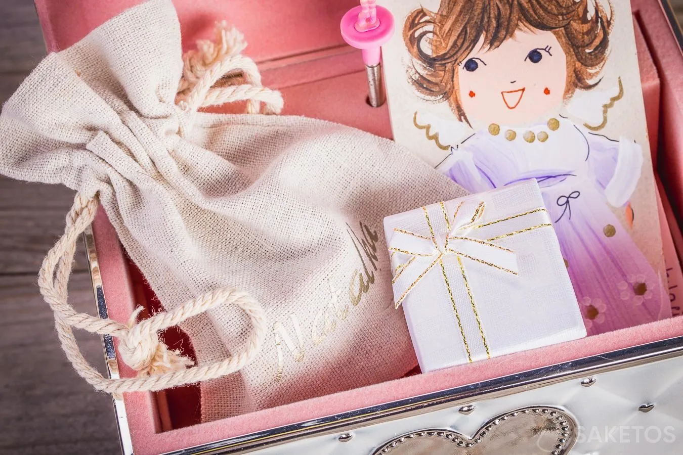 A gift box containing jewellery and wrapped in an organza bag looks extremely elegant.