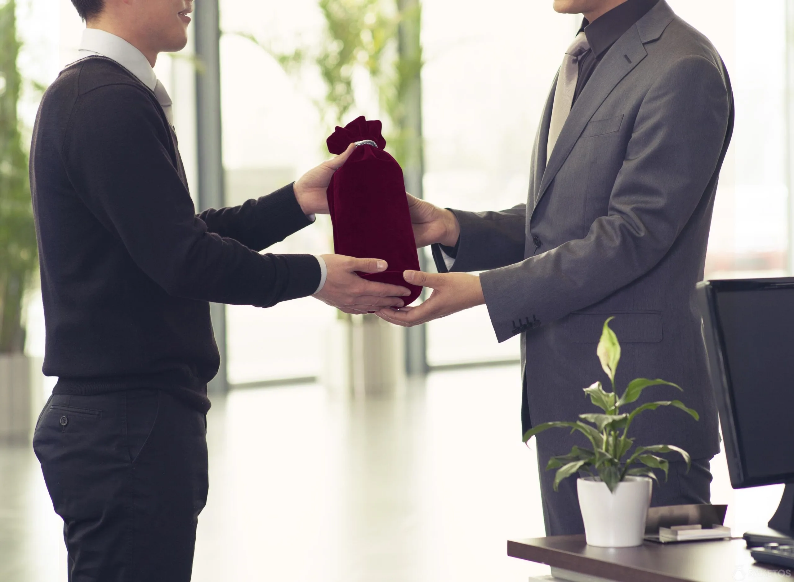 A burgundy bag as packaging for a business gift