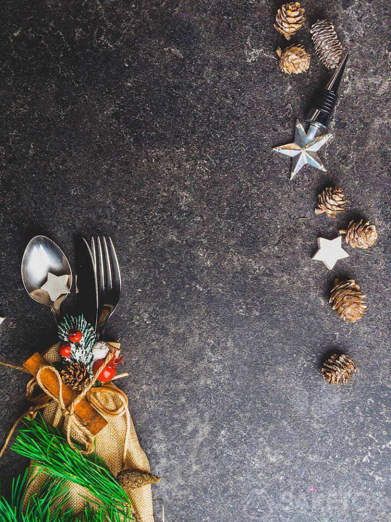 Cutlery in a jute bag with Christmas decorations