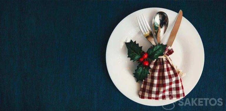 What Christmas decorations to choose for interiors? 13 To make the table setting more formal, you can put the cutlery in a bag.