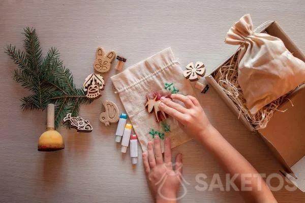 Decorating linen bags with stamps