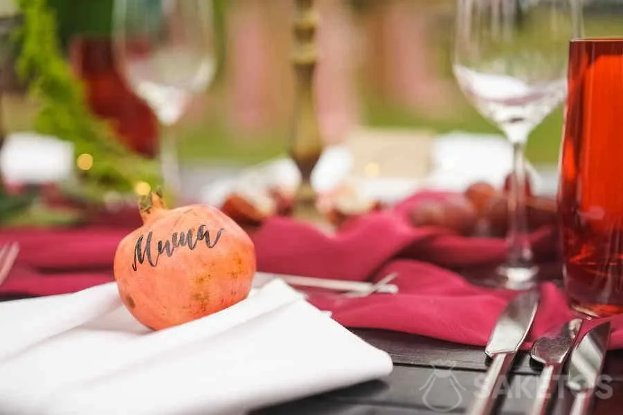 Signed fruit as an original place card on the table