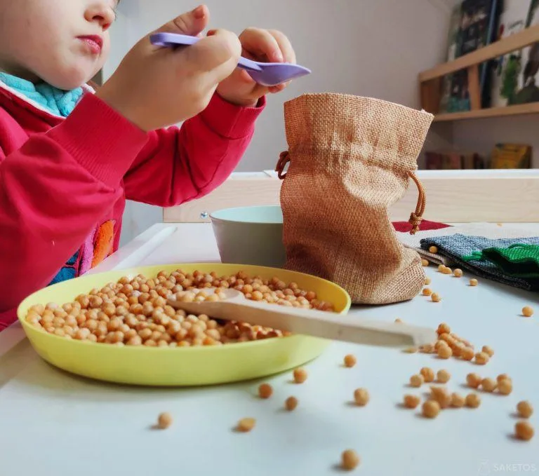 Filling sacks with peas