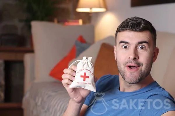 Hangover kit bags - ideas for original gifts for wedding guests 9 Hangover kit pouches