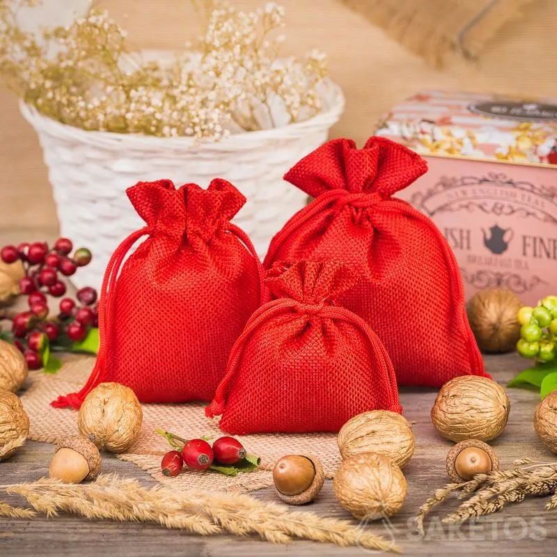 Red jute bags as a decorative element in the kitchen