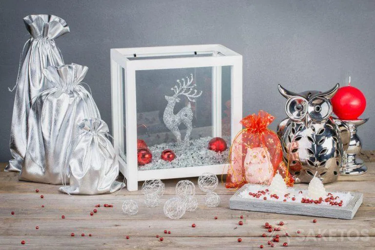 What Christmas decorations to choose for interiors? 3 Metallic bags make Christmas decorations look modern