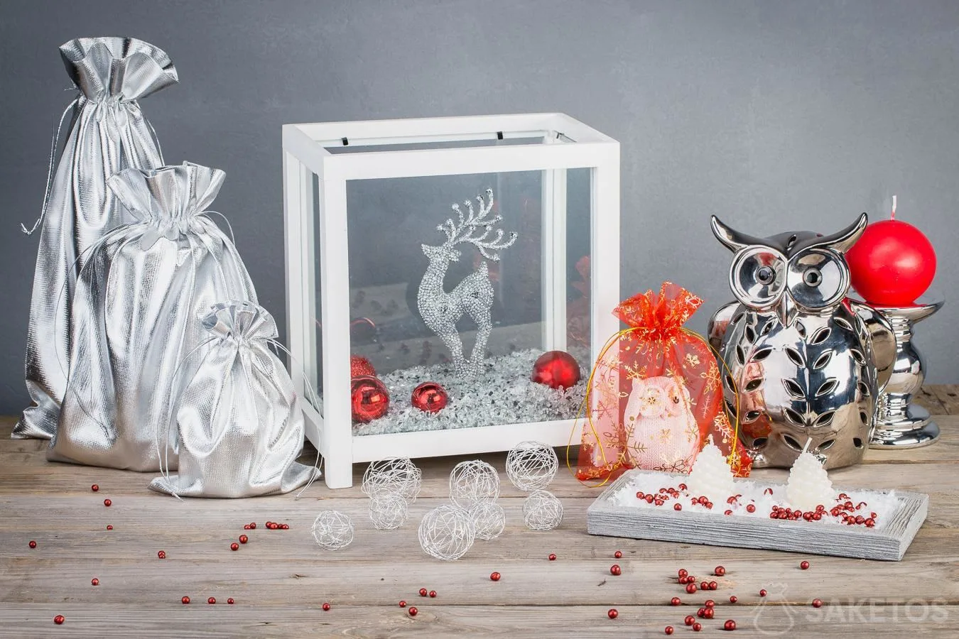 Christmas - rustic or modern interior style 7 Metallic pouches make Christmas decorations look modern