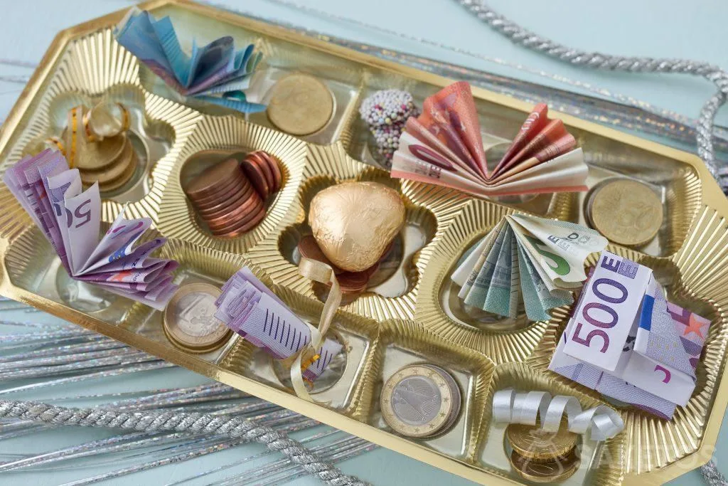 Banknotes and a billion can be placed in a chocolate box between pralines